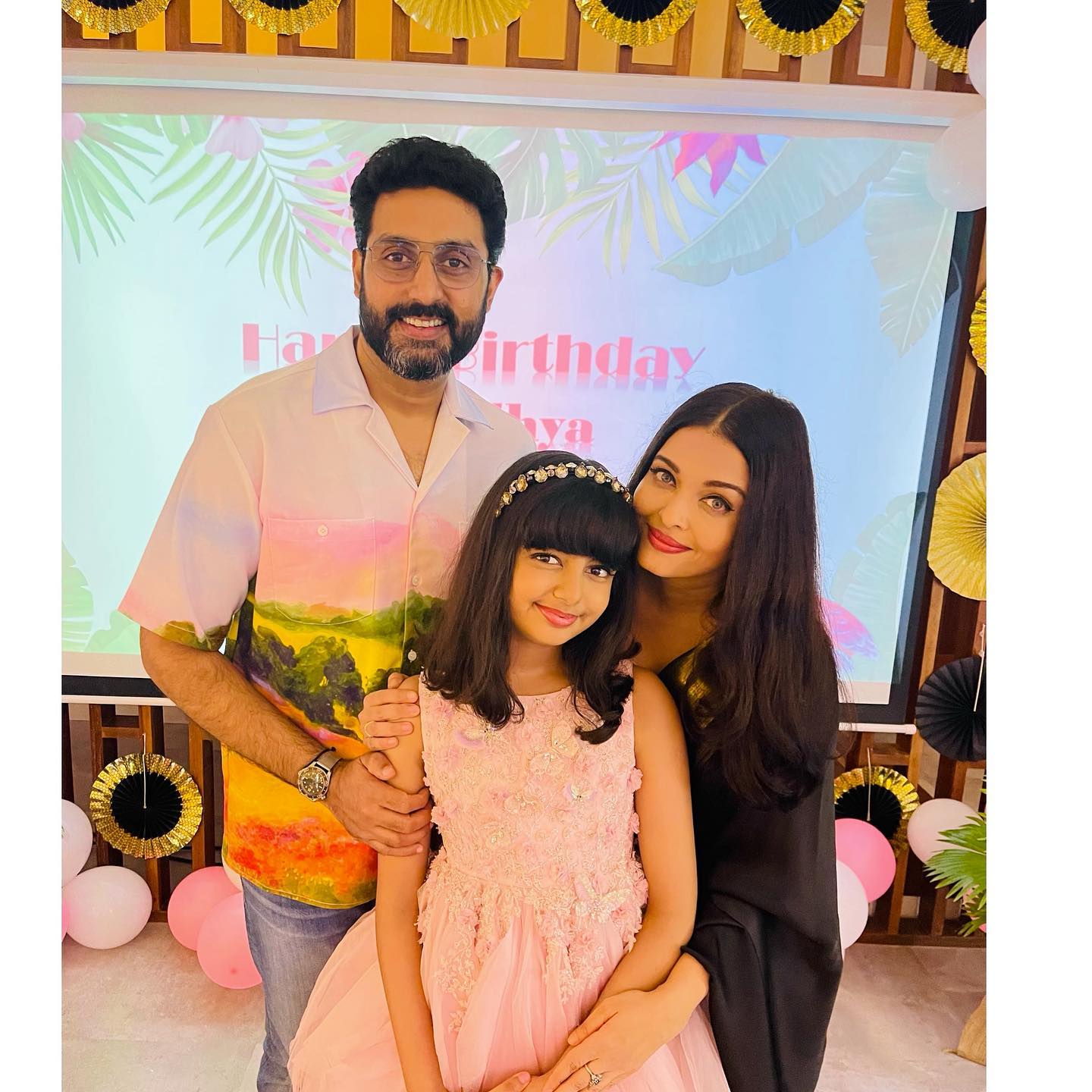 257326740 641429410229443 1594248677311463534 n 1 Aaradhya Bachchan left for 'Cannes Film Festival' in a very stylish way with parents, bag worth 1.28 lakhs caught people's attention