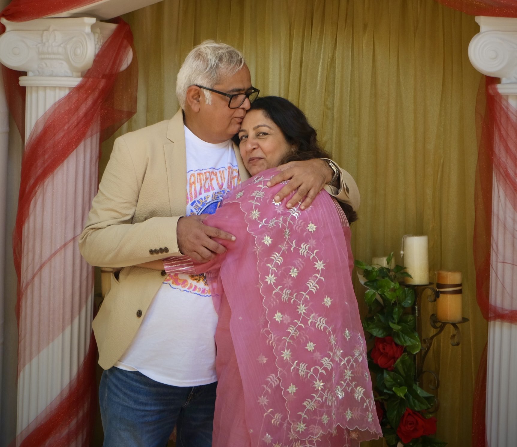FTkSMWiVUAAI Dp After living in live-in for 17 years, Hansal Mehta gave name to the relationship, at the age of 54, father of 4 children married Safina Hussain