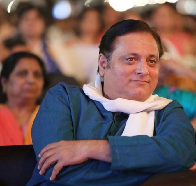 Manoj Smile Sometimes the director used to throw Manoj Joshi's photo in the dustbin because of this, but his 'garbage seth' is a diamond in real life.