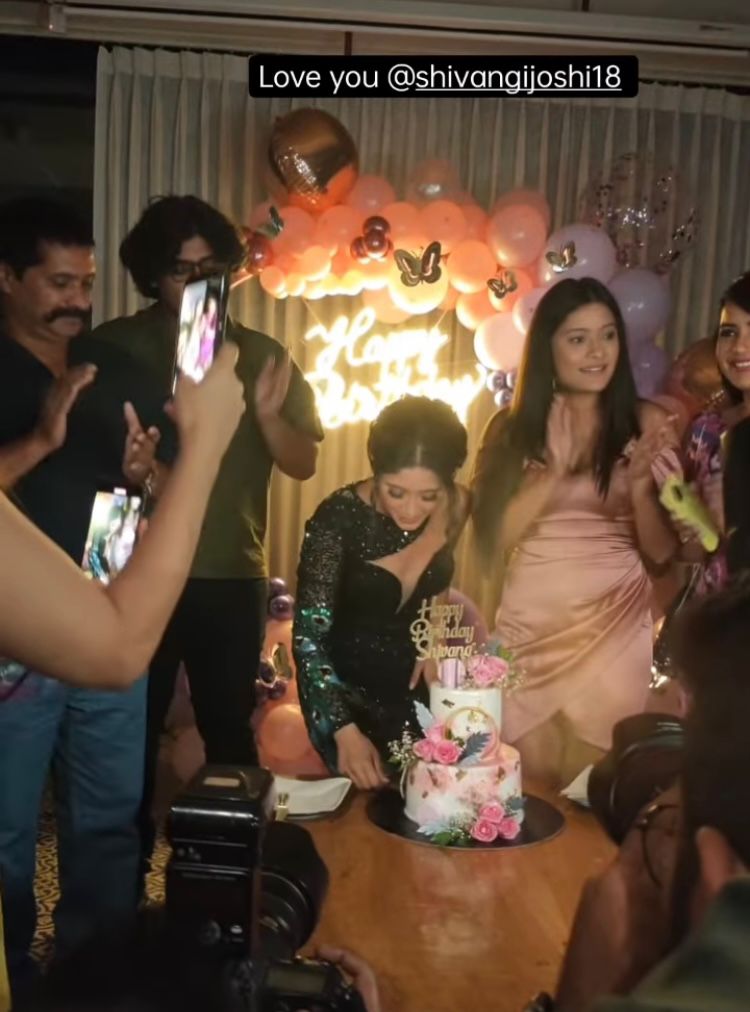 article 2022513816252459124000 1 TV's Naira aka Shivangi Joshi turns 27, actress celebrates birthday with pomp with friends and family