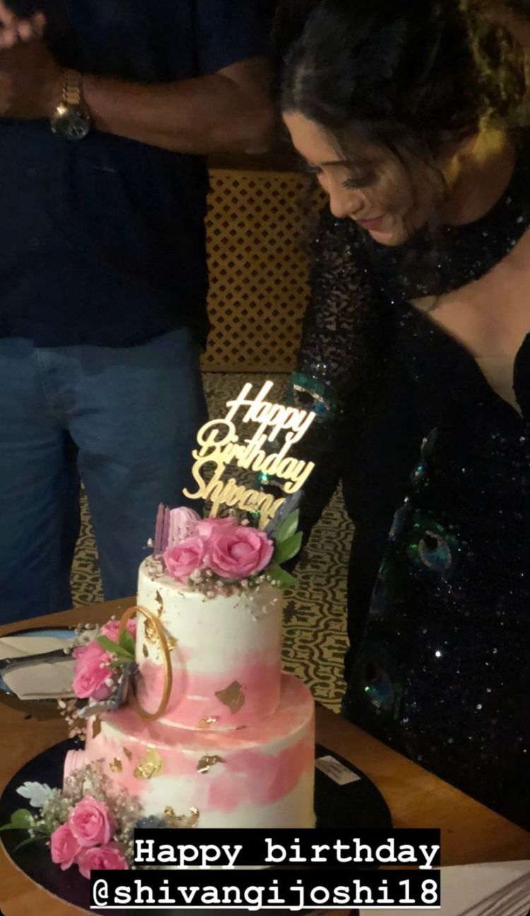 article 2022513816261259172000 1 TV's Naira aka Shivangi Joshi turns 27, actress celebrates birthday with pomp with friends and family